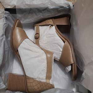 NEW in Box - New Directions Remi Sandles